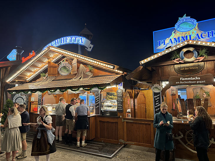 Hamburgs Fischhütt'n auf dem Oktoberfest mit Flammlachs Hütte  {©Foto:Martin Schmitz)